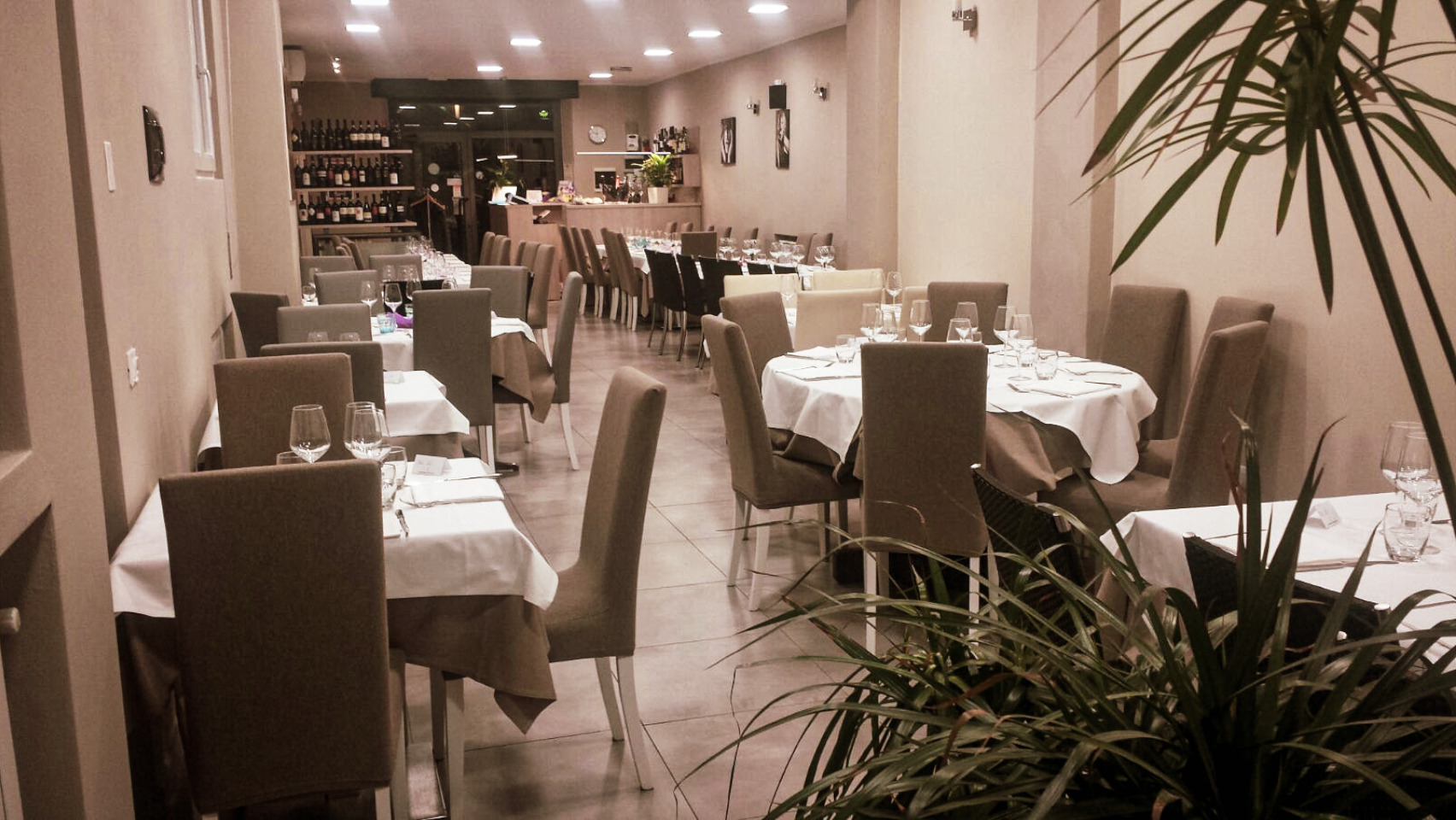 Accogliente sala interna del Ristorante del Parco a Treviglio con tavoli preparati per la cena